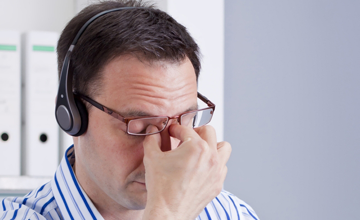 איש עם משקפיים ואוזניות