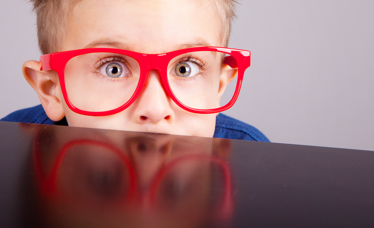 ילד עם משקפיים גדולות