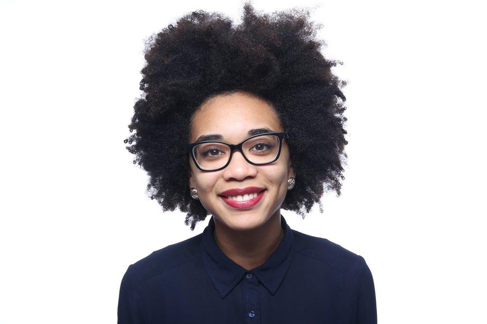 אישה עם משקפי עדשות מולטיפוקל מומלצות