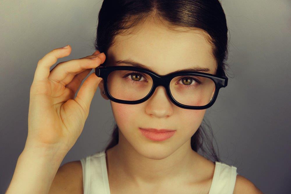 ילדה מרכיבה משקפיים