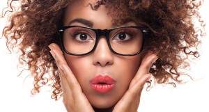 אישה מתולתלת מרכיבה משקפי מולטיפוקל ומסגרת מחמיאה